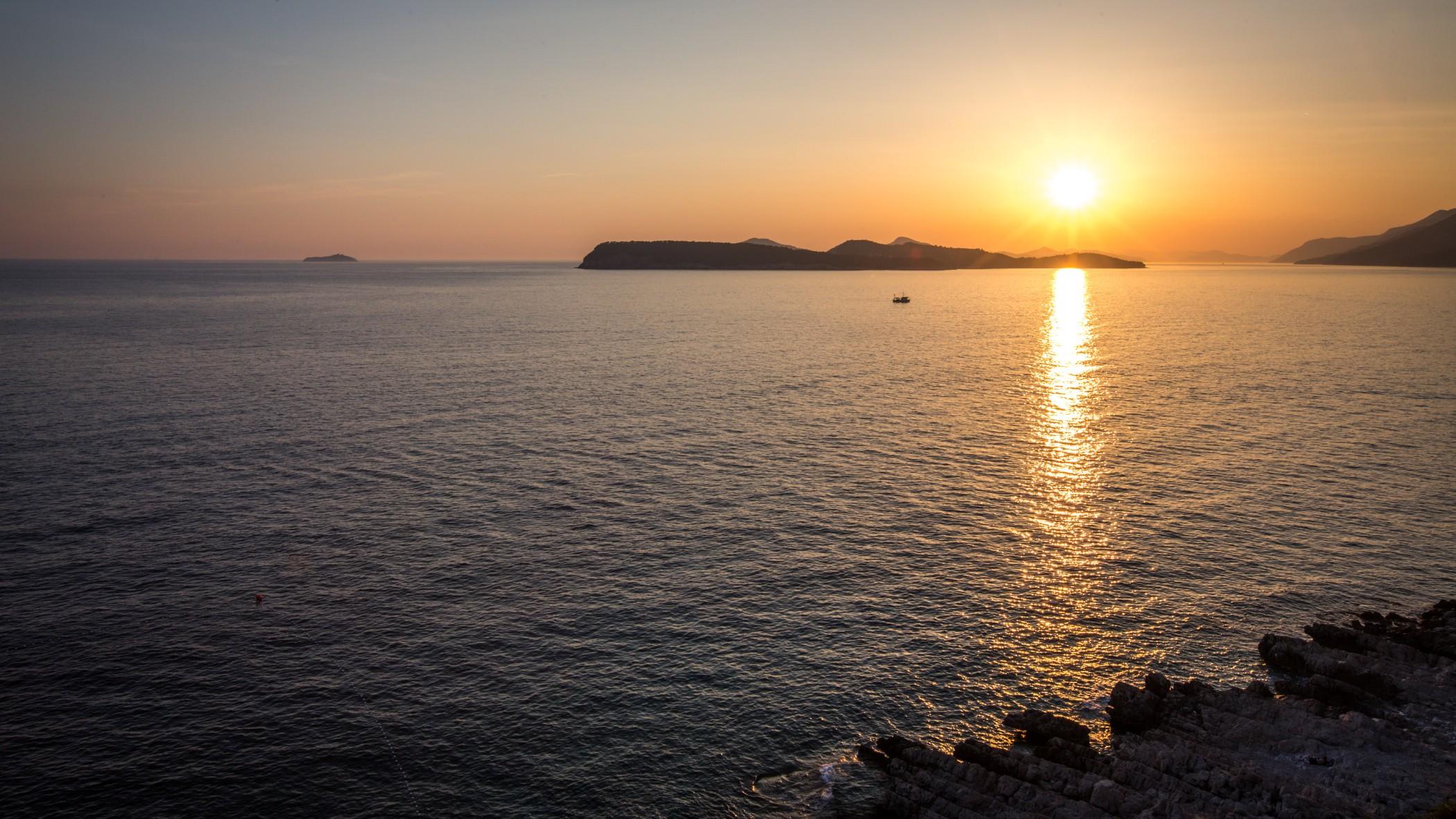 Royal Palm Hotel Dubrovnik Exterior photo Sunset over the island of Goli otok