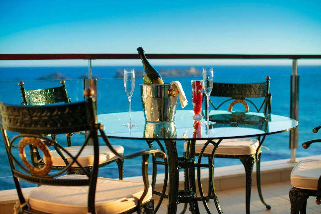 Royal Palm Hotel Dubrovnik Room photo A balcony at the Grand Hyatt Hotel